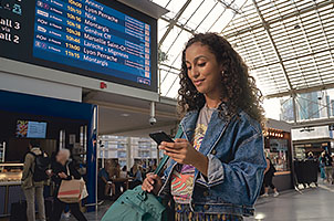 Image d'une femme qui regarde son téléphone