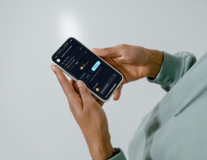 Image d"un homme qui regarde son téléphone
