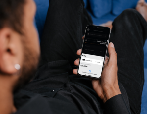 Image d"un homme qui regarde son téléphone